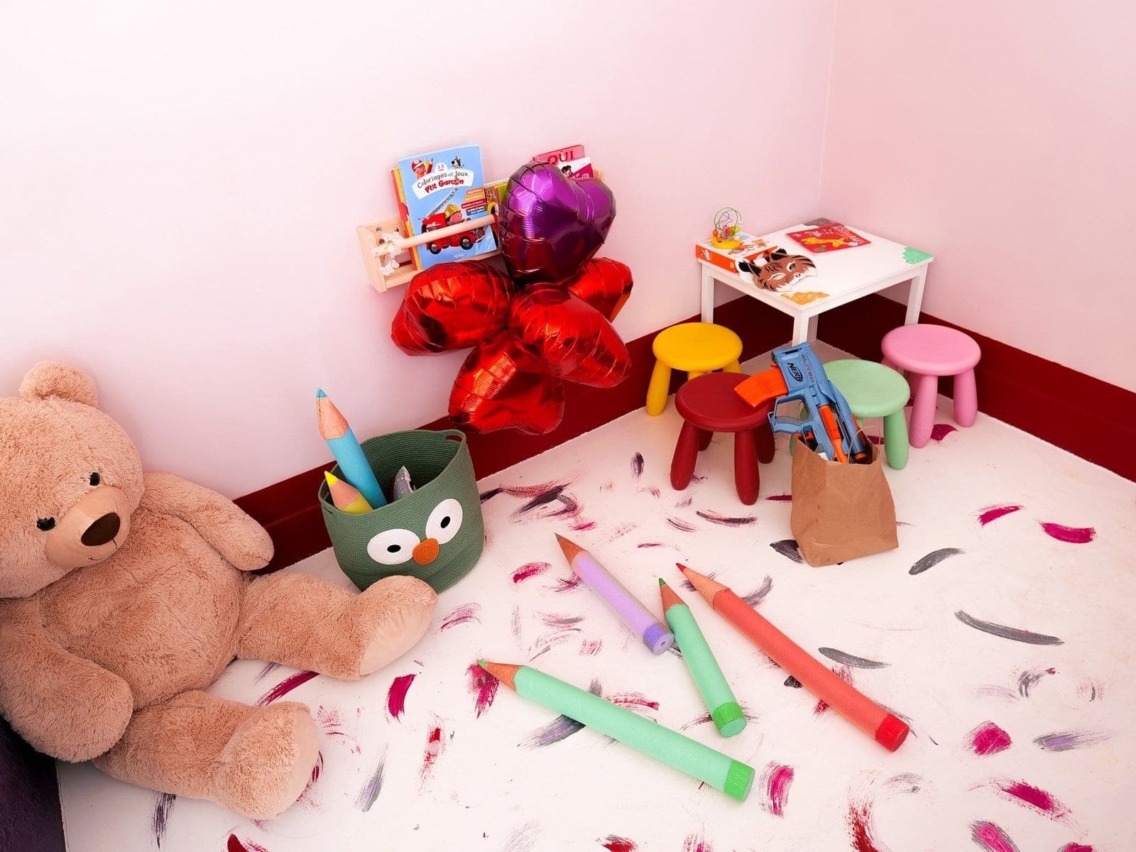 Coin enfants Peach — peluches, jeux, crayons